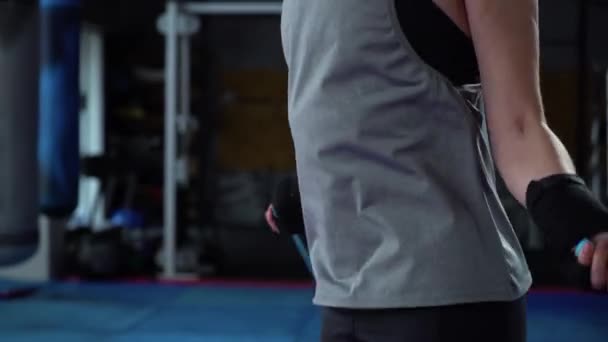 Торс женщины-боксера, прыгающей на скакалке в спортзале — стоковое видео
