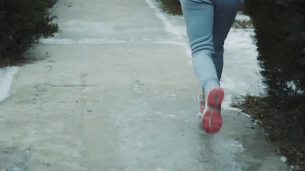 Pés femininos correndo na passarela no inverno — Vídeo de Stock