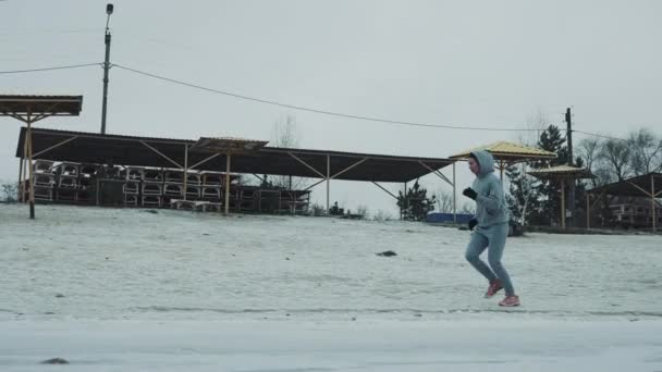 Kvinnan joggar på stranden på vintern — Stockvideo