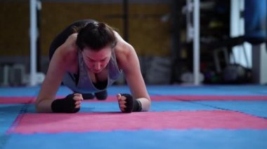 Beden dersinde kalça bandıran seksi kadın.