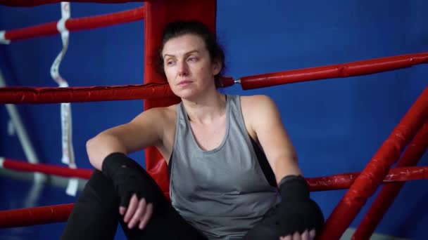 Boxer féminin relaxant après le combat sur le ring de boxe — Video