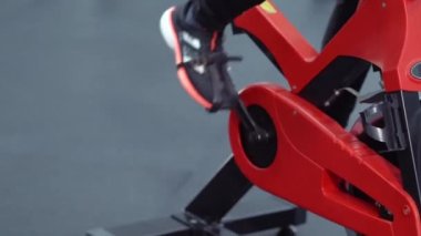 Bisiklet üstünde egzersiz yapan sporcuların ayakları
