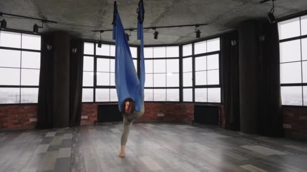 Vrouw die vliegyoga beoefent in loft studio — Stockvideo