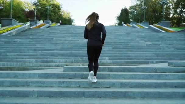 街の階段でジョギングする女性にフィット — ストック動画