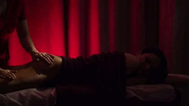 Wellness klient spa coraz masaż antycellulitowy na pośladki — Wideo stockowe