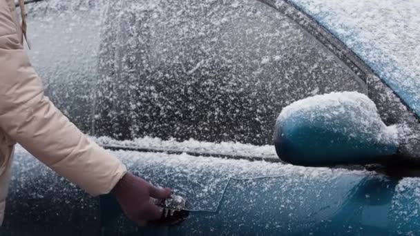 Žena otvírající auto pokryté ledem — Stock video