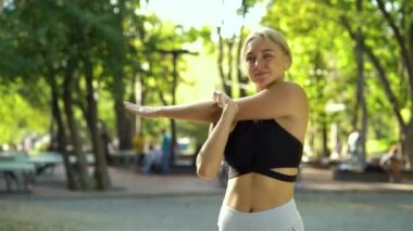 Formda bir kadın köprüde koşuyor.