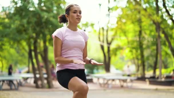 Вмістити жінку біжить на місці під час розігріву — стокове відео