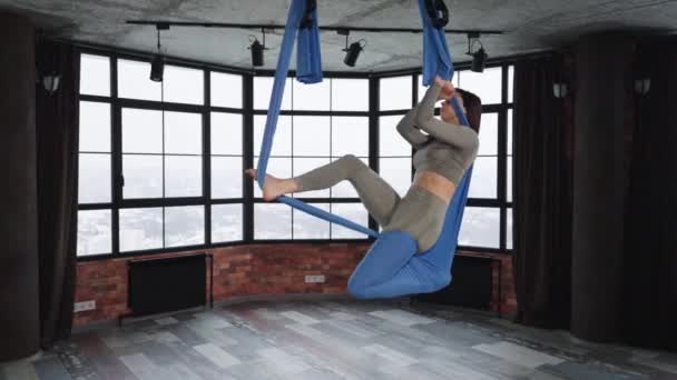 Mujer haciendo asana en clase de yoga con mosca — Vídeo de stock