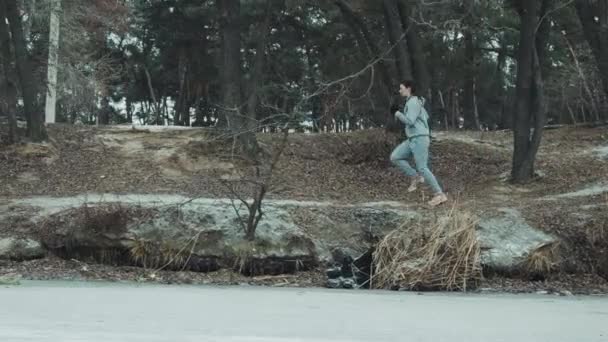 Corredor femenino corriendo a lo largo del lago congelado — Vídeos de Stock
