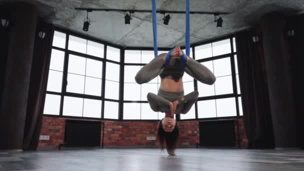 Wanita tergantung terbalik dan bermeditasi di kelas yoga lalat — Stok Video