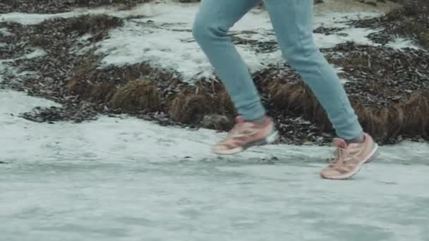 Pernas femininas jogging no chão coberto de neve — Vídeo de Stock