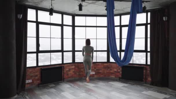 Donna che guarda fuori dalla finestra in classe di yoga a mosca — Video Stock
