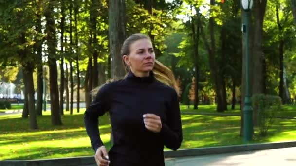 陽射しの公園を走る若い女性 — ストック動画