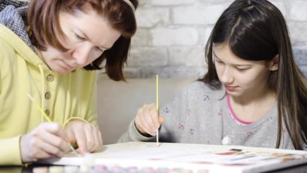 Mamma e figlia godendo disegno durante il blocco — Video Stock