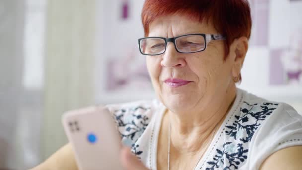 Donna anziana che fa videochiamate con la famiglia durante l'isolamento — Video Stock