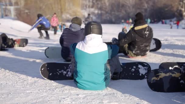 눈덮인 산 위에 앉아 있는 사람들 — 비디오