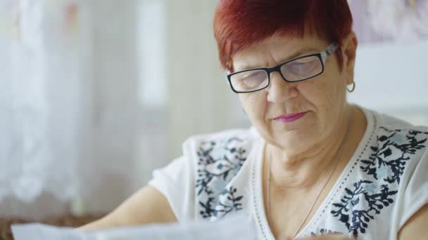 Mujer mayor en gafas de lectura instrucción a las drogas — Vídeo de stock