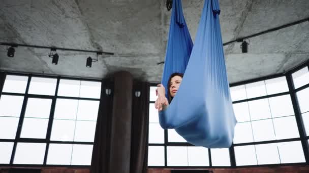 Kobieta relaksująca się w hamaku na zajęciach jogi muchowej — Wideo stockowe
