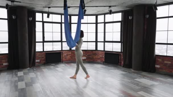 Spor kıyafetli kadın uçuş yoga sınıfında poz veriyor. — Stok video