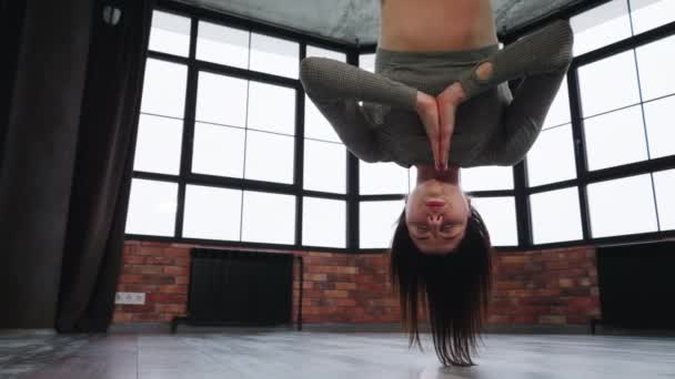 Mulher meditando de cabeça para baixo na aula de ioga mosca — Vídeo de Stock