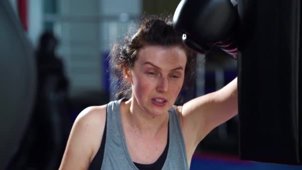 Boxeadora mujer cansada respirando duro después del entrenamiento en el gimnasio — Vídeo de stock