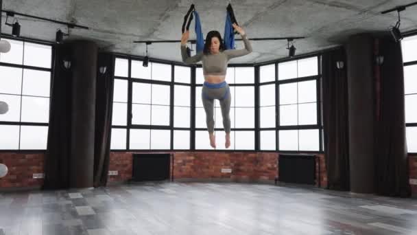 Femme tombant pendant l'exercice de yoga de mouche avec l'hamac — Video