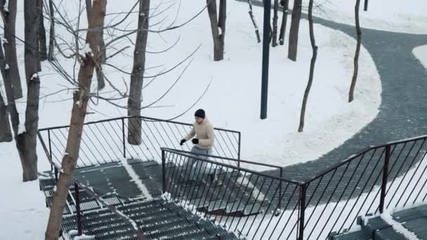 Hombre en forma corriendo por la escalera en el parque de invierno — Vídeos de Stock