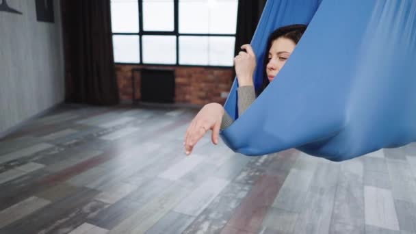 Yogi donna rilassante in amaca in classe di yoga a mosca — Video Stock