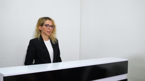 Receptionist ospite accogliente del salone di bellezza — Video Stock