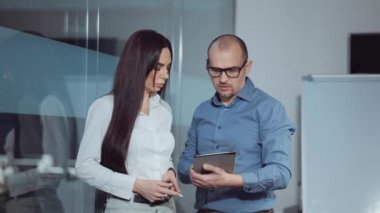 Tabletli bir işadamı meslektaşına analizleri gösteriyor