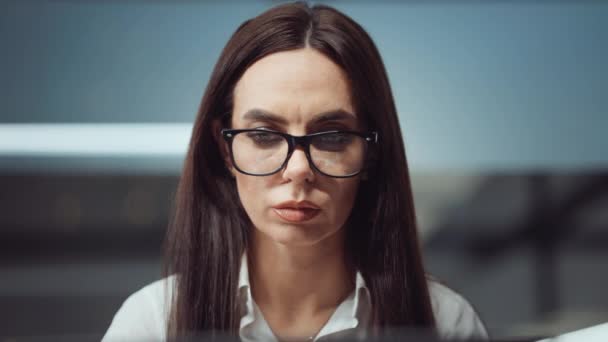 Ofiste çalışan gözlüklü bir iş kadını. — Stok video