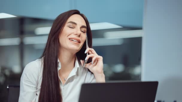 Бізнес-леді розмовляють по телефону в офісі — стокове відео