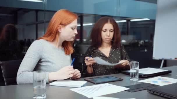 Γυναίκες αναλυτές συζητούν την πρόοδο της εταιρείας κατά τη διάρκεια επαγγελματικής συνάντησης — Αρχείο Βίντεο