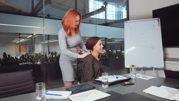 Женщина-коллега по массажу во время рабочего перерыва в конференц-зале — стоковое видео