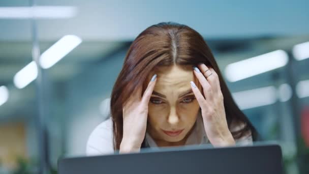 Деловая женщина получает стресс во время работы на ноутбуке в офисе — стоковое видео