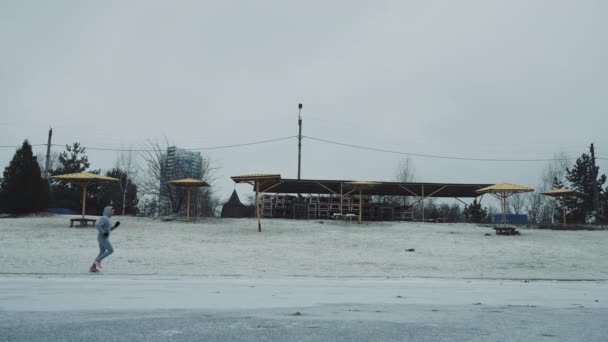 Allenamento corridore femminile sulla spiaggia innevata — Video Stock