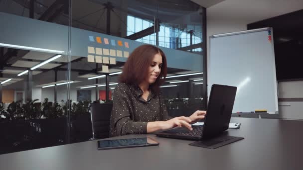 Schwarze Geschäftsfrau arbeitet an Bericht im Amt — Stockvideo