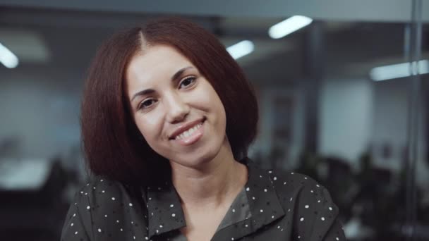 Negro mujer de negocios hablando con la cámara web en la oficina — Vídeos de Stock