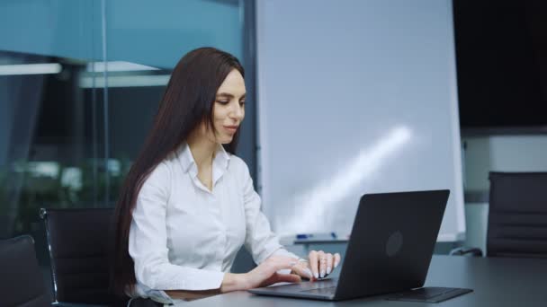 Businesswoman reacting emotionally to good news — Stock Video