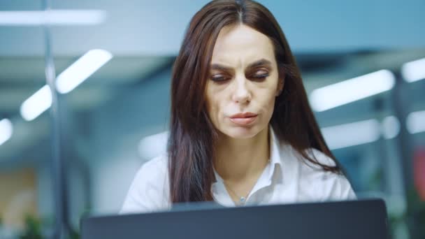 Businesswoman receiving bad news on laptop in office — Stock Video