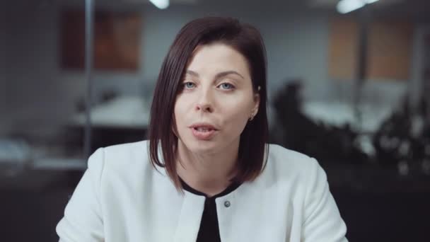 Γυναίκα προπονητής επιχειρήσεων έχουν online συνάντηση μέσω webcam — Αρχείο Βίντεο