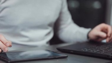 Ofiste bilgisayardan tablet aşıran ve daktilo yazan işadamlarının elleri