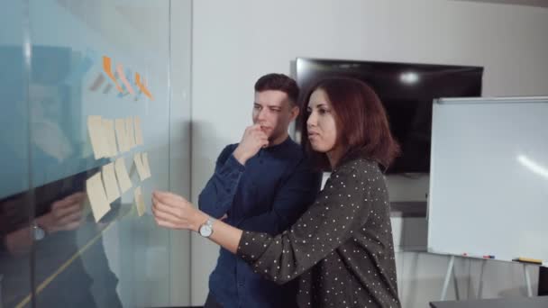 Teamwork des Projektleiters mit Agile Board im Büro — Stockvideo