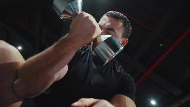 Silny mężczyzna robi biceps curl z hantlami w siłowni — Wideo stockowe