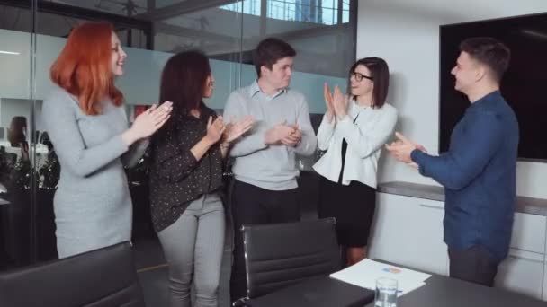 Equipe de startup aplaudindo pelo sucesso durante reunião de negócios — Vídeo de Stock