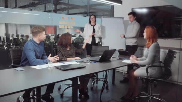 Spouštěcí tým diskutuje o růstu společnosti na obchodní schůzce — Stock video