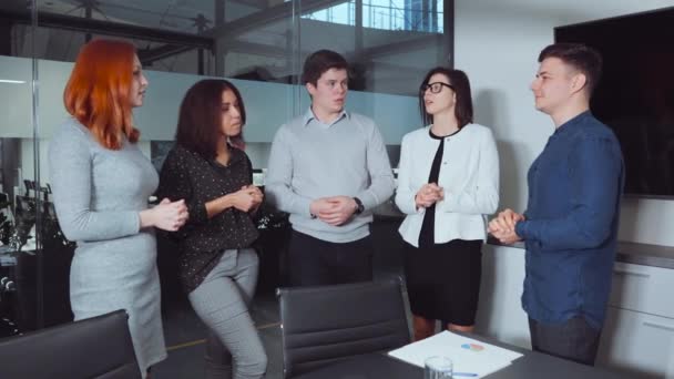 Business team schudden handen na het maken van een goede deal — Stockvideo
