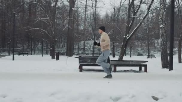 In forma uomo jogger esercizio nel parco invernale — Video Stock