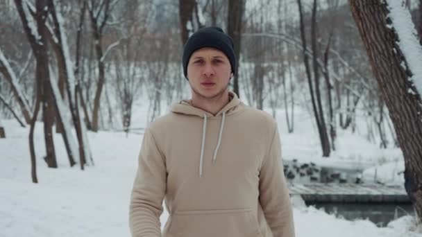 Joggerin läuft nach Training im Winterpark müde — Stockvideo